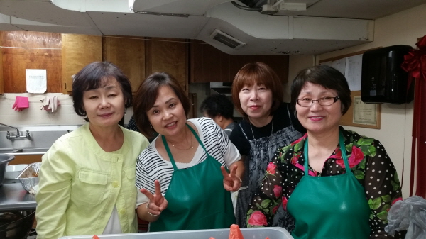 크기변환-Nj4 참가자들에게 맛난 저녁식사를 제공한 여선교회 회원들.jpg